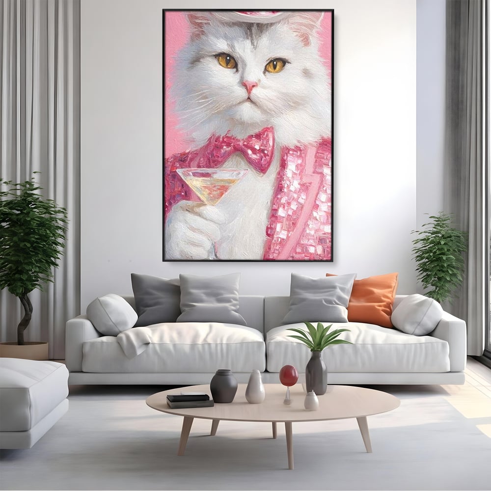 Tablou canvas cu tablou canvas cu motan in costum roz, in rama de aluminiu negru, pe perete intr-un living